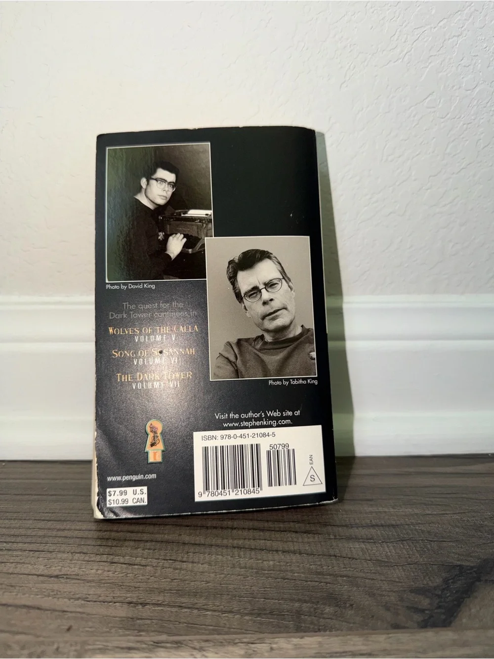 Stephen King — The Gunslinger (The Dark Tower I) Paperback, Beige & Black